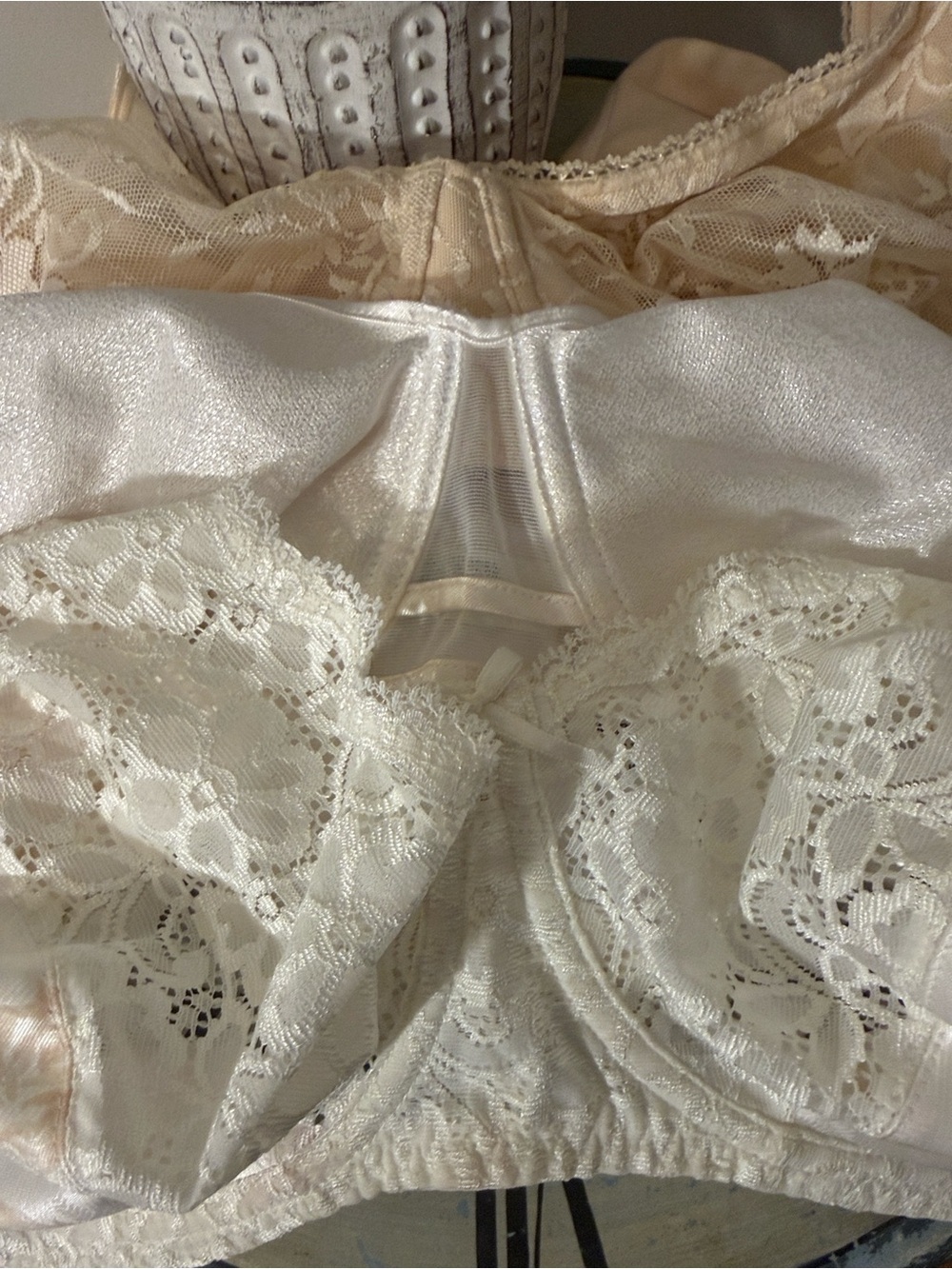 Lot of lace Accent Ivory Underwire Bras 3 total all 44C